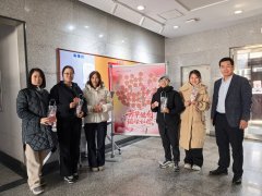 <b>职工们预备了满载祝愿的暖心贺卡以及精彩的留</b>